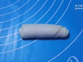 再次卷起，全部卷好后盖保鲜膜松弛15分钟；