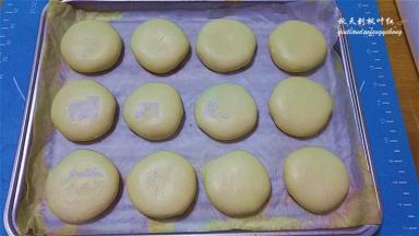 收口朝下摁扁，间隔一定距离摆放在烤盘上；