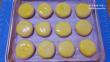 表面上刷蛋黄液；