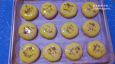 用比较锋利的刀片割口；表面撒上白芝麻装饰；