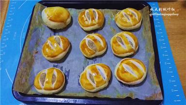 放入预热好的烤箱内，190℃烤制18分钟至酥皮成熟且表面金黄上色即可。