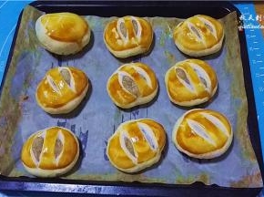 放入预热好的烤箱内，190℃烤制18分钟至酥皮成熟且表面金黄上色即可。