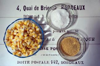 将玉米逐粒掰下来，准备小米和木糖醇（其实细砂糖也可以，但是血糖高的人饮用，建议用木糖醇哦）。