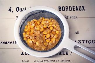 将玉米粒和小米洗净，放入破壁机。