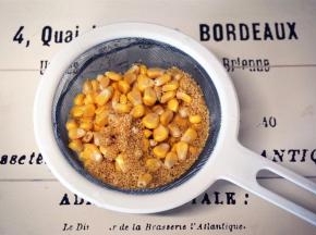 将玉米粒和小米洗净，放入破壁机。