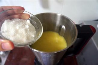 程序结束后，加入木糖醇，再搅打10秒至糖融化即可。