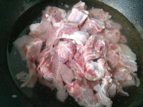排骨洗净加冷水，过血水。