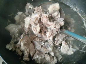 撇去浮沫，控水捞出来。