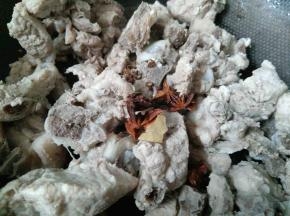 加入花椒，八角。（家里就这么多调料了，懒得出去买。）