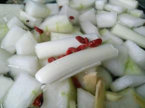 加入热水，放入冬瓜，大葱段，枸杞，姜片。