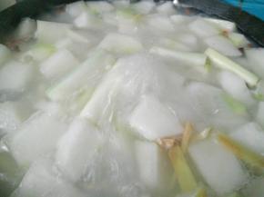 大火烧开，转中小火炖近一个小时，再小火慢炖二十多分钟，关火闷十来分钟。