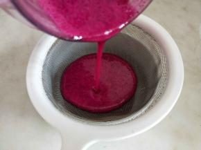 过筛后取较浓稠的果泥30克。