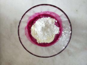 奶粉和玉米淀粉过筛，加入果泥。