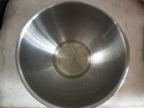 蛋清加细砂糖和白醋打发。