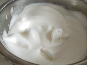 打至硬性发泡。