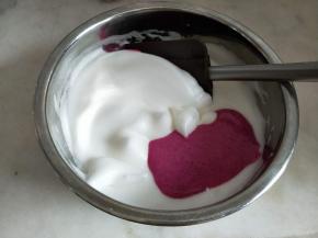 将果泥与蛋白霜切拌翻拌均匀。