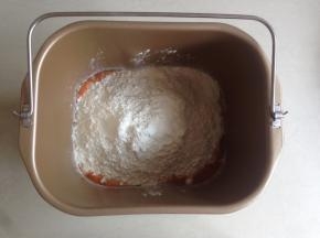 对角放糖和盐，再放入奶粉和高筋面粉