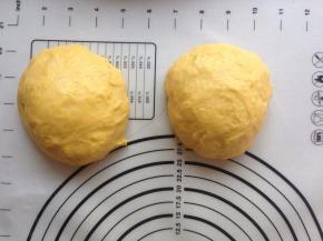 将面团取出排气，分成两等份，滚圆，盖上保鲜膜，静置15分钟