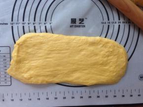 将面团擀成椭圆形