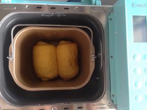 卷起，放入到面包桶内。选择发酵50分钟