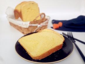 烘烤好的面包立即取出，倒在晾架上晾凉，切片。未食用的，放保鲜袋室温保存