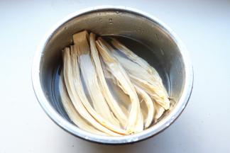 腐竹提前泡软。
