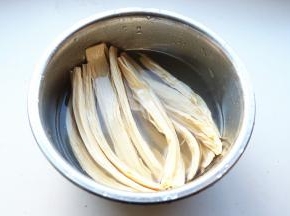 腐竹提前泡软。