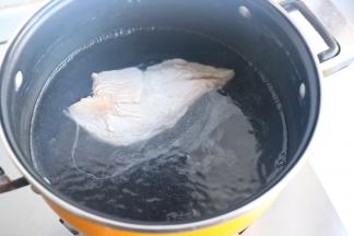 鸡胸肉放入汤锅煮熟，大约10分钟即可。
