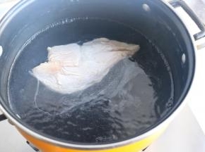 鸡胸肉放入汤锅煮熟，大约10分钟即可。