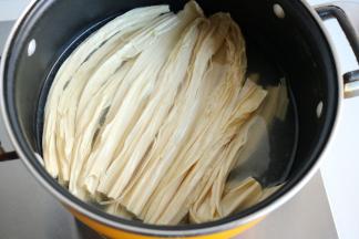 放入热水烫半分钟后捞出来沥干水分。