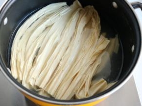 放入热水烫半分钟后捞出来沥干水分。