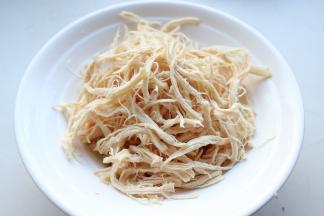 煮熟的鸡胸肉撕成细条。