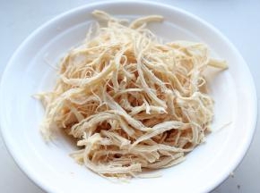 煮熟的鸡胸肉撕成细条。