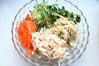 胡萝卜切细丝，黄瓜切细丝，香菜切段。