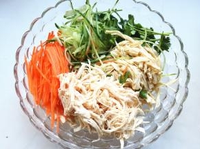 胡萝卜切细丝，黄瓜切细丝，香菜切段。