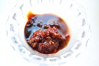 鲜剁酱，鲜疏酱，蚝油，生抽，麻油，醋等放在一起混合均匀。