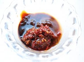 鲜剁酱，鲜疏酱，蚝油，生抽，麻油，醋等放在一起混合均匀。