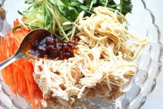 材料全部放入容器里，加入调好的酱料，