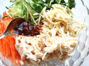 材料全部放入容器里，加入调好的酱料，