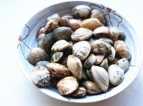 蛤蜊洗净。