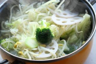 莲藕，西兰花，黄豆芽，菜花绰烫一下，捞出来沥干水分待用。