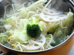 莲藕，西兰花，黄豆芽，菜花绰烫一下，捞出来沥干水分待用。