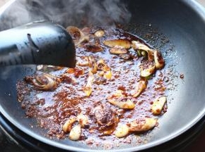 炒锅放油烧热，放入麻辣香锅底料炒香。
炒香葱姜蒜。