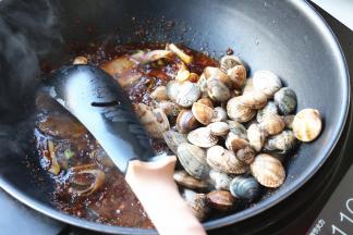 放入蛤蜊翻炒。