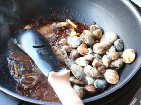 放入蛤蜊翻炒。