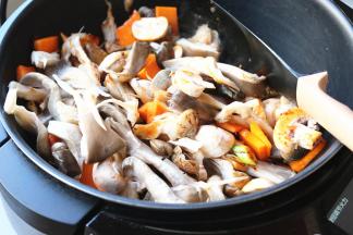 再放入蘑菇和南瓜片继续翻炒。