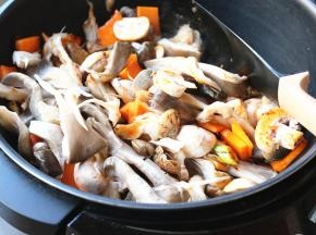 再放入蘑菇和南瓜片继续翻炒。