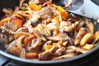 蛤蜊开口，蔬菜炒熟。