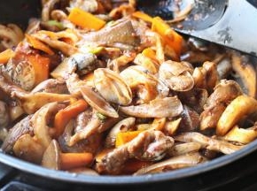 蛤蜊开口，蔬菜炒熟。