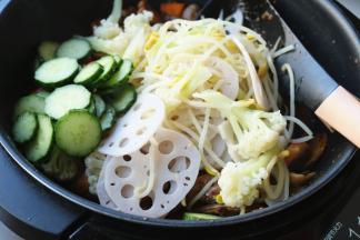 加入上面煮好的蔬菜，以及黄瓜片，继续翻炒。